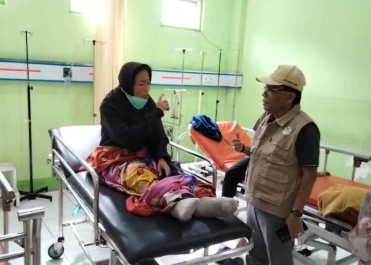 Salah satu pengungsi yang keracunan di Agam dirawat di RSUD Lubuk Basung pada Sabtu (13/12/2025). Foto: Pemkab Agam