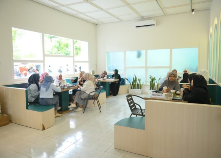 Pelanggan menikmati minuman dan makanan di Geo’s Coffee and Eatery, Sabtu (13/12). Foto: Qadri/Sumbarkita