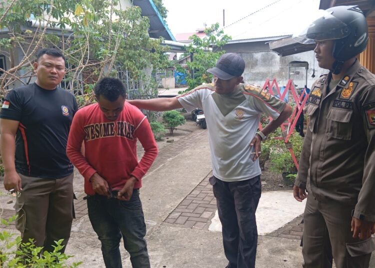 Satpol PP mengamankan seorang ODGJ yang mengamuk di kawasan Kampuang Balacan, Kecamatan Pariaman Tengah, Pariaman, pada Senin (15/12/2025) pagi.