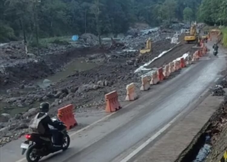 Jalur Padang–Bukittinggi via Lembah Anai yang ditutup sejak akhir November 2025 akibat amblas diterjang banjir kini kembali dibuka secara terbatas. Foto: Ist