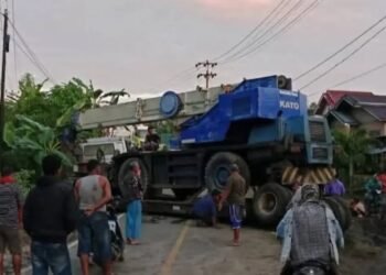 Truk Angkut Alat Berat Terperosok di Pasaman Barat, Lalu Lintas Sempat Macet Parah