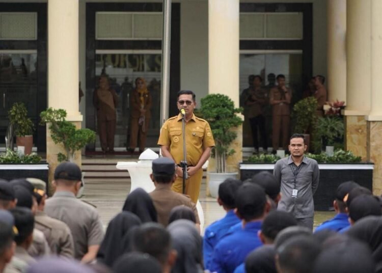 Pemerintah Kabupaten Solok Selatan bakal menempatkan Pegawai Negeri Sipil (PNS) sebagai Sekretaris Nagari (Sekna) di 47 nagari. Hal tersebut diungkapkan langsung oleh Bupati Solok Selatan, H. Khairunas, saat memimpin Apel Gabungan ASN di Halaman Kantor Bupati, Senin (15/12/2025).