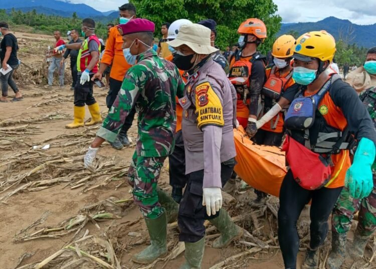 Proses evakuasi mayat perempuan yang ditemukan tertimbun di tepi aliran Sungai Batang Anai, tepatnya di Korong Pasar Kandang, Nagari Balah Hilir, Kecamatan Lubuk Alung, Padang Pariaman, pada Rabu (17/12/2025) sekitar pukul 10.30 WIB. Foto: Polsek Lubuk Alung