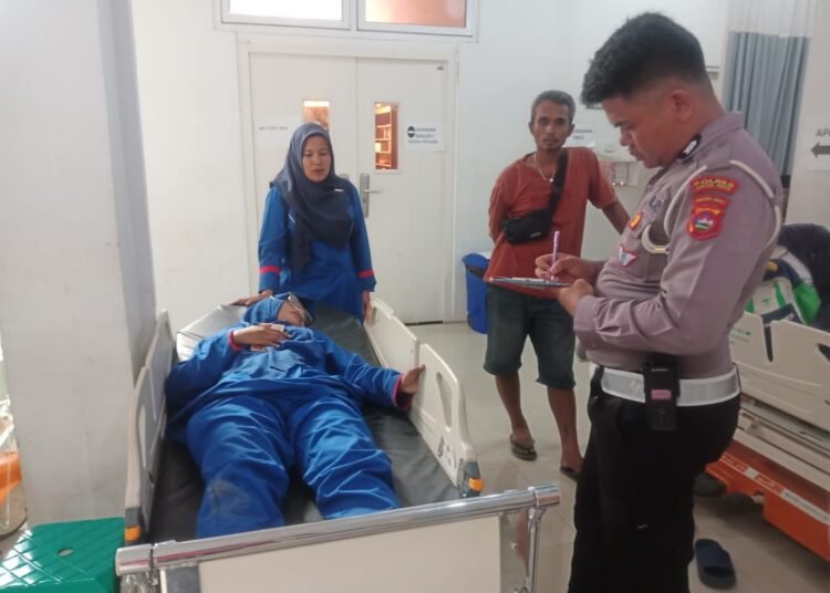 Pengendara sepeda motor yang ditabrak truk di Jalan Lintas Sumatera di Pandan Ujung, Kelurahan PPA, Kecamatan Tanjung Harapan, Kota Solok, pada Kamis (18/12/2025) sore dirawat di RSU M. Natsir. Foto: Polres Solok Kota