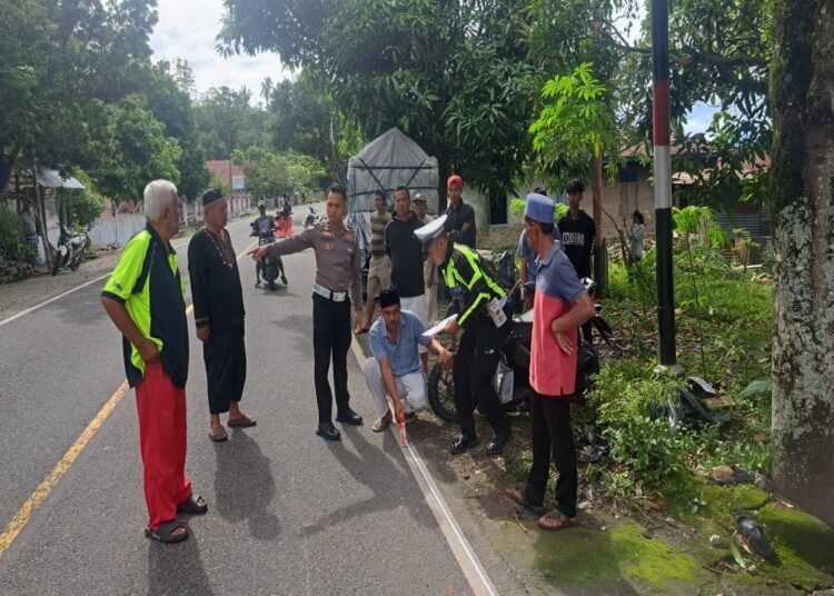 Polisi berbincang dengan warga di lokasi tempat terjadinya kecelakaan maut di di Nagari Simawang, Kecamatan Rambatan, Tanah Datar, pada Sabtu (13/12/2025). Foto: Polres Tanah Datar