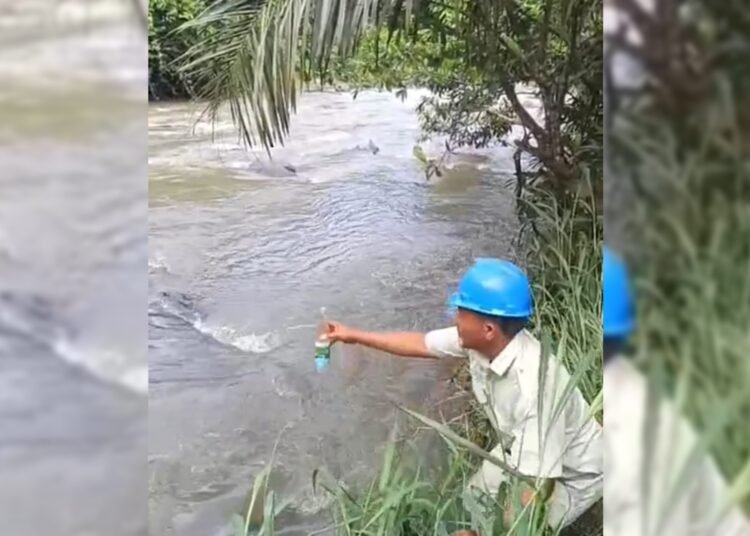 Pekerja PT TKA mengambil sampel air Sungai Batang Suir di Nagari Sinamar, Kecamatan Asam Jujuhan, Dharmasraya.