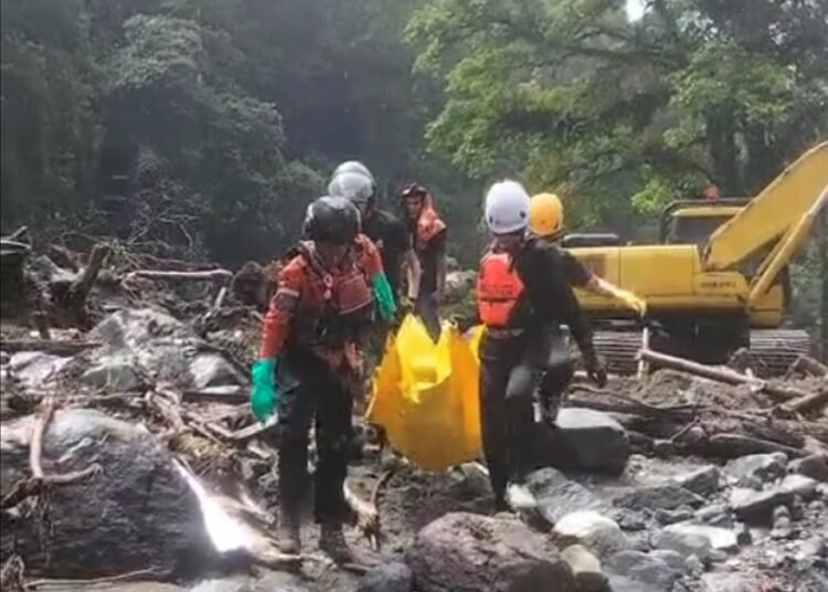Tim gabungan menemukan korban banjir bandang atau galodo di kawasan Mega Mendung, Lembah Anai, Tanah Datar, pada Jumat (19/12/2025) pagi.