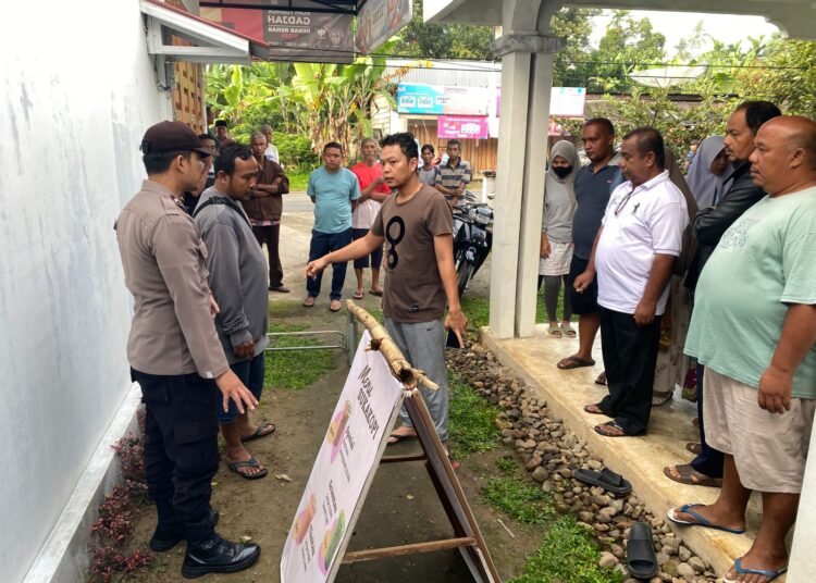 Polisi menyelidiki temuan mayat seorang perempuan dewasa di Jorong Talago, Kenagarian VII Koto Talago, Kecamatan Guguak, Limapuluh Kota, pada Jumat (19/12/2025) sekitar pukul 5.30 WIB. Foto: Polres 50 Kita