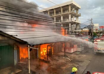 9 Toko dan 1 Rumah di Padang Terbakar, Kerugian Capai Rp1 Miliar