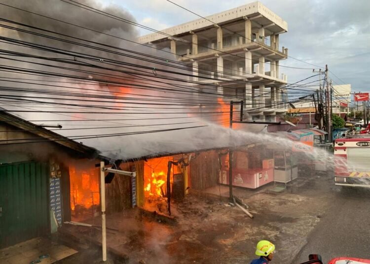 Kebakaran menghanguskan sembilan petak bangunan toko dan satu rumah hunian di kawasan Jalan Prof. Hamka Nomor 1, Simpang Cendrawasih, Kelurahan Air Tawar Barat, Kecamatan Padang Utara, Padang, Minggu (21/12/2025) pagi. Foto: Damkar Padang