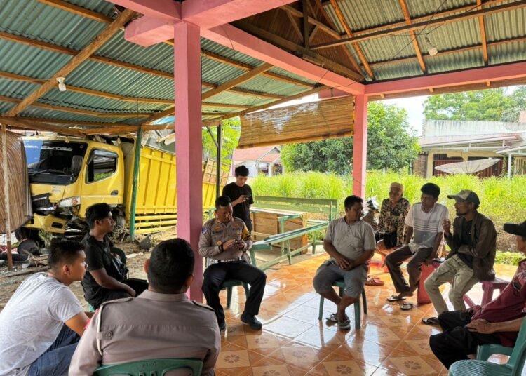 Sebuah truk menabrak mobil pikap hingga terseret dan menghantam warung di Bawan, Kecamatan Ampek Nagari, Agam, pada Minggu (21/12) sekitar pukul 5.00 WIB. Foto: Polres Agam