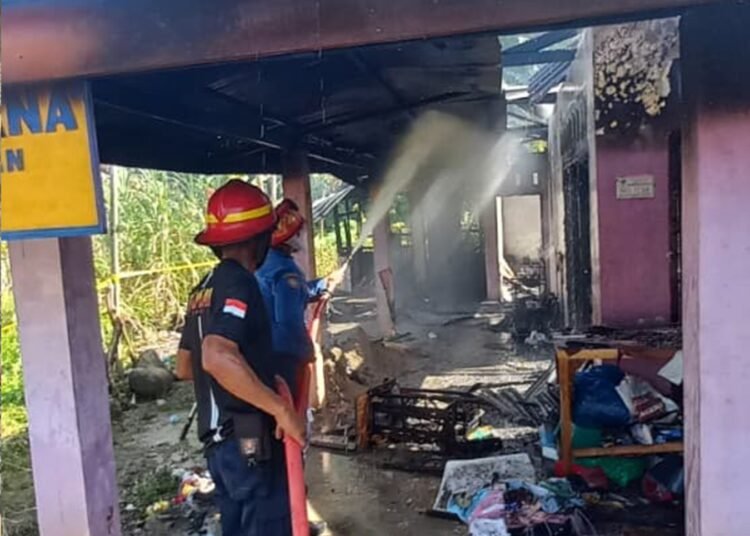 Satu unit rumah terbakar di wilayah Koto Salido, Kecamatan IV Jurai, Kabupaten Pesisir Selatan, pada Senin (22/12/2025) sekitar pukul 08.30 WIB.