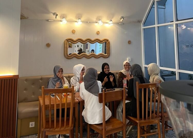 Sejumlah anak muda menikmati berbagai menu minuman di Eightea Space, Jalan Aur Nomor 12, Padang Pasir, Kecamatan Padang Barat, Kota Padang. Foto: Eightea Space