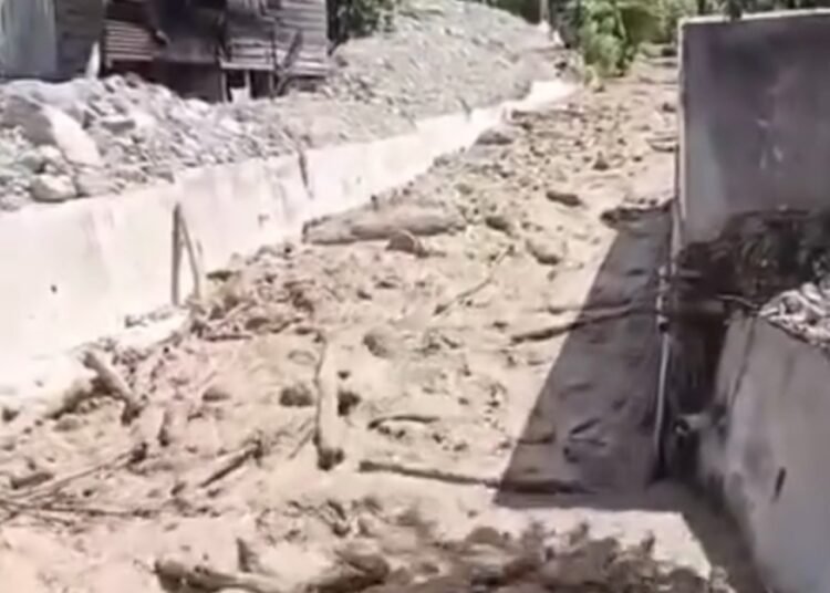 Beredar sebuah video banjir bandang atau galodo yang menerjang Maninjau, Agam, pada Selasa siang (23/12/2025).