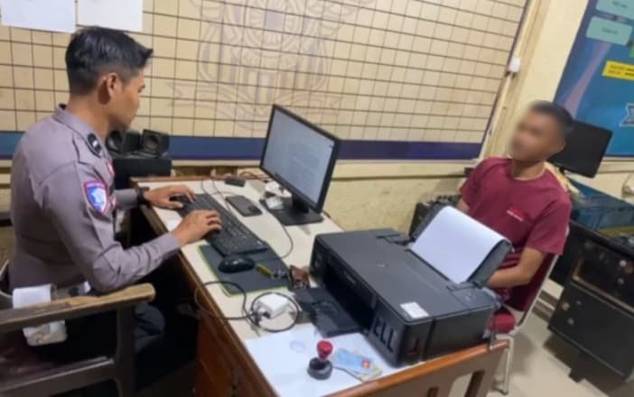 Terduga penabrak lari nenek 60 tahun di Jalur Pariaman–BIM diperiksa oleh penyidik Satuan Lalu Linntas Polres Padang Pariaman pada Selasa (23/12/2025) sekitar pukul 11.00 WIB. Foto: Polres Padang Pariaman