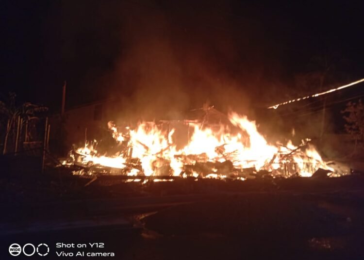 Dua unit rumah di kawasan Pasar Pangkalan, Kecamatan Pangkalan Koto Baru, Kabupaten Limapuluh Kota, terbakar pada Rabu (24/12/2025) dini hari. Foto: Dinas Pemadam Kebakaran Kabupaten Limapuluh Kota
