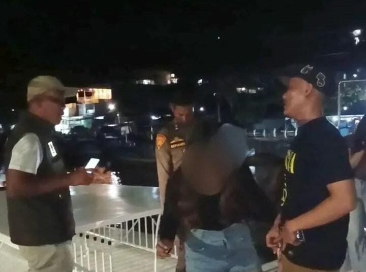 Petugas Satpol PP Padang mengamankan 11 muda-mudi yang kedapatan nongkrong hingga dini hari di kawasan Batang Arau, Kecamatan Padang Selatan, Rabu (24/12/2025). Foto: Satpol PP Padang