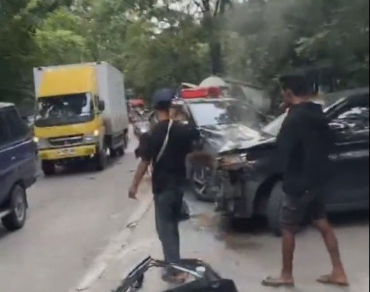 Lima kendaraan mengalami kecelakaan beruntun di Jalan Lintas Solok–Padang, tepatnya di depan Taman Hutan Raya Bung Hatta, Sitinjau Lauik, Kecamatan Lubuk Kilangan, Padang, pada Rabu (24/12/2025) sore.