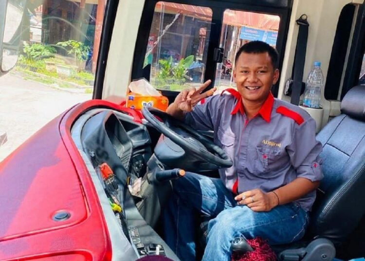 Tampang sopir asal Bukittinggi yang jadi tersangka kecelakaan maut bus Cahaya Trans di Simpang Susun Exit Tol Krapyak, Semarang, yang menewaskan 16 penumpang pada Senin (22/12/2025) dini hari.