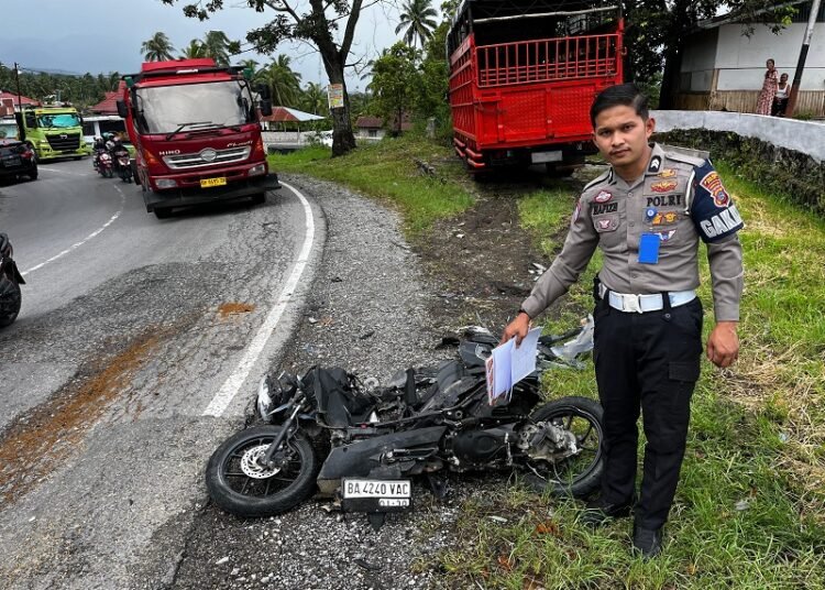 Sebuah sepeda motor hancur dilintas truk di Jalan Solok–Padang, Dusun Gaduang Dama, Jorong Sungai Rotan, Nagari Cupak, Kecamatan Gunung Talang, Kabupaten Solok, pada Kamis (25/12/2025) sekitar pukul 12.30 WIB. Foto: Polres Solok