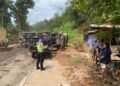 Melaju Kencang, Truk Batu Bara Rem Blong dan Terguling di Sijunjung