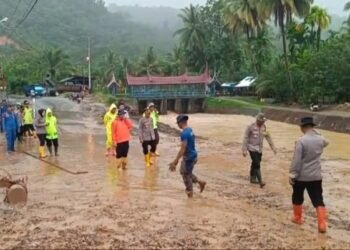 Banjir dan Longsor Tutup Akses Jalan di Padang Pariaman, Warga Dievakuasi