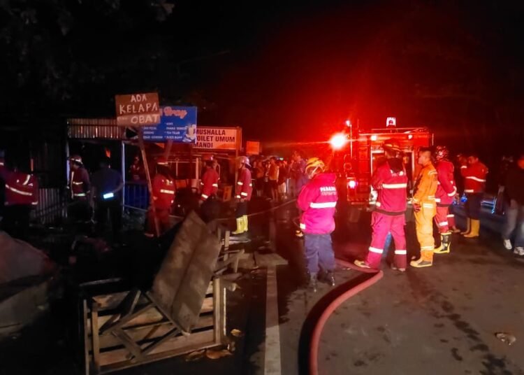 Petugas Dinas Pemadam Kebakaran Kota Padang memadamkan api yang menghanguskan dua warung di Jalan Samudera, Kelurahan Olo, Kecamatan Padang Barat, Jumat (26/12) dini hari.