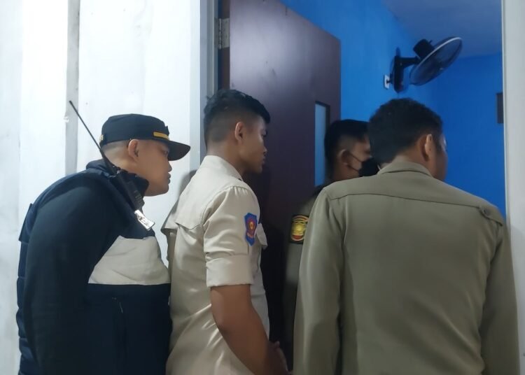 Petugas Satpol PP Kota Padang melakukan razia di salah satu kos-kosan dan tempat hiburan malam menjelang libur Natal dan Tahun Baru 2026