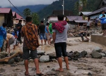 Banjir Bandang Kembali Terjang Pasa Maninjau Agam, Warga Bersihkan Jalan Gotong Royong