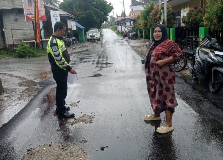 Petugas Satlantas Polres Solok Kota cek TKP sepeda motor yang terlibat kecelakaan lalu lintas di Jalan Umum Jorong Galanggang Tinggi, Nagari Kinari, Kecamatan Bukit Sundi, Kabupaten Solok, Minggu (28/12/2025)