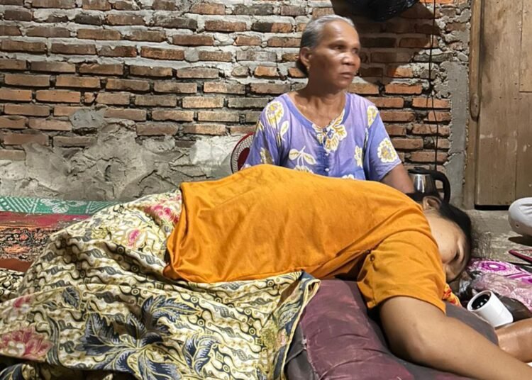 Claudia (19) bersama ibunya, Rosmawati, di rumah mereka di Kampung Tebing Tinggi, Kenagarian Batang Betung, Kecamatan Basa Ampek Balai Tapan, Kabupaten Pesisir Selatan.