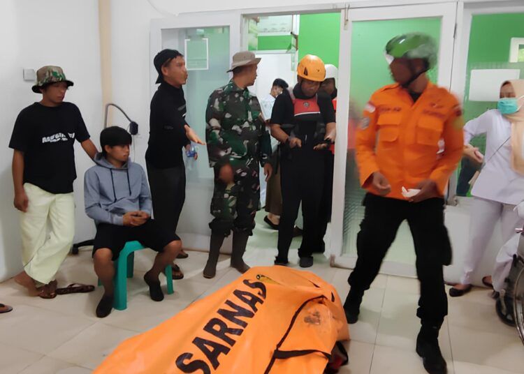 Tim gabungan mengevakuasi jenazah korban hanyut di Sungai Batang Kopu, Jorong Lubuk Koto, Nagari Sialang, Kecamatan Kapur IX, Limapuluh Kota. Foto: Basarnas Padang