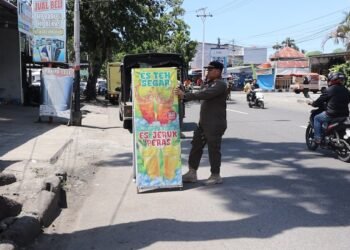Satpol PP Padang Angkut Papan Iklan Pedagang di Pinggir Jalan