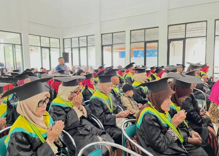 Sebanyak 64 lansia dari Kecamatan Padang Panjang Timur, Kota Padang Panjang, diwisuda dalam Program Sekolah Lansia Tahun 2025.