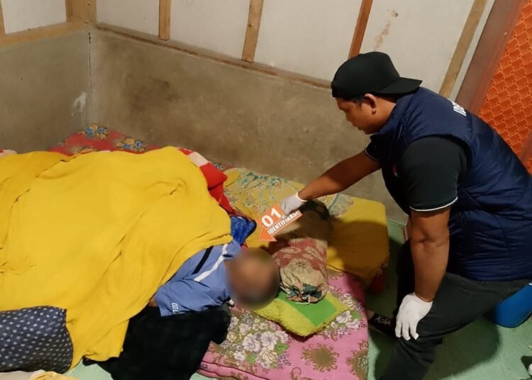 Seorang pria lansia ditemukan meninggal di dalam kamar rumah di Jorong Air Putih, Kenagarian Sarilamak, Kecamatan Harau, Kabupaten Limapuluh Kota, pada Senin (29/12) sekitar pukul 18.00 WIB. Foto: Polsek Harau