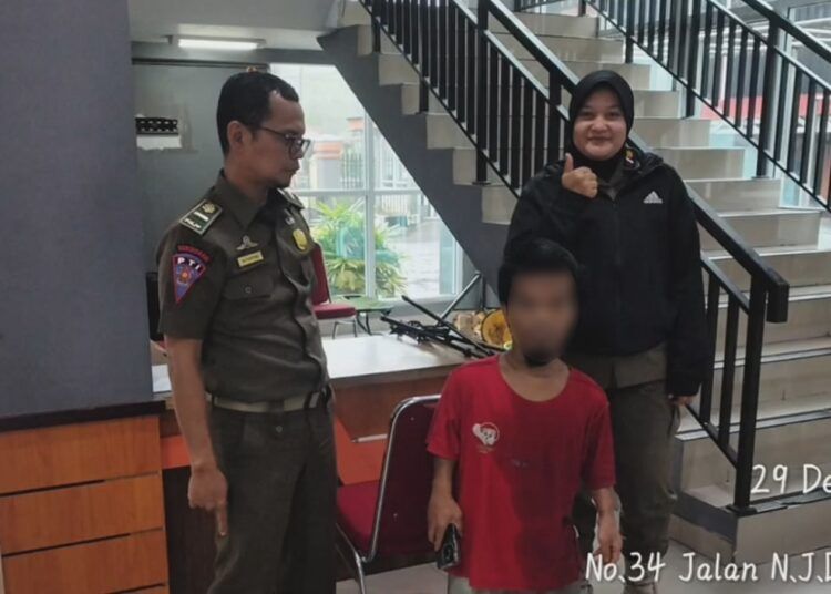 Seorang pemuda ditangkap petugas usai live TikTok tanpa mengenakan busana di kawasan wisata Jam Gadang Bukittinggi, Senin (29/12/2025).