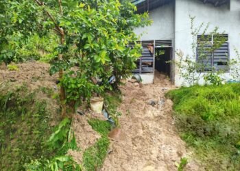 Banjir dan Longsor Terjang Agam, Akses Jalan Terputus, 3 Orang Tertimbun