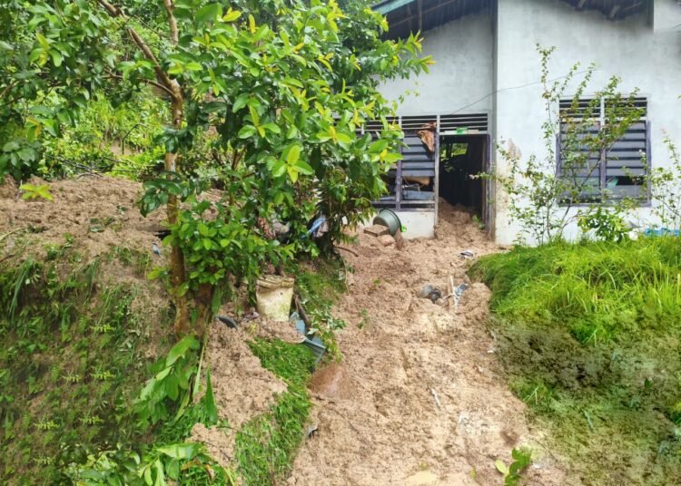 Sebuah rumah tertimpa material longsor di Jorong Ngungun, Nagari Salareh Aia, Kecamatan Palembayan, Agam, pada Selasa (30/12/2025) sore. Foto: BPBD Agam