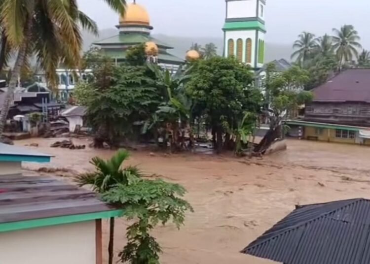 banjir bandang kembali menerjang Nagari Saniangbaka, Kecamatan X Koto Singkarak, Kabupaten Solok pada Selasa (30/12/2025)