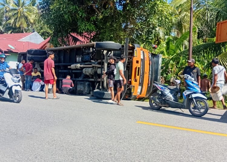 Truk bermuatan cangkang terguling di jalan lintas Siti Manggopoh, Kecamatan Sungai Limau, Padang Pariaman, Rabu (31/12).