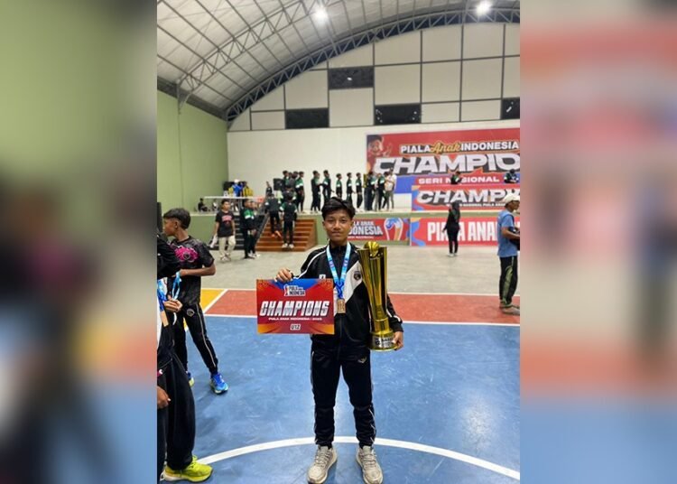 Pesepak bola muda asal Dharmasraya, Febri Zio Dwi Putra (12), menjadi salah satu pemain kunci yang membawa Academy Alexa Bandung menjuarai Piala Anak Liga Indonesia 2025 kategori usia 12 tahun.