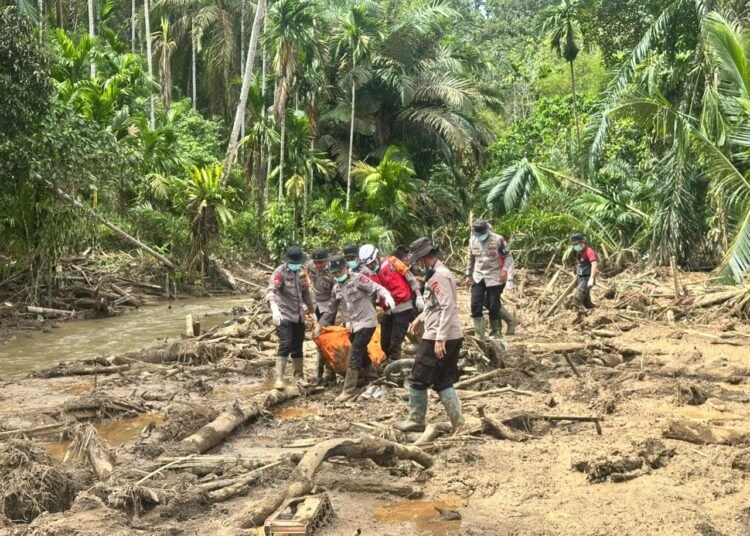 Tim gabungan mengevakuasi jasad satu korban bencana banjir bandang dan longsor di Jorong Tapian Kandih, Nagari Salareh Aia Barat, Kecamatan Palembayan, Senin (8/12/2025).