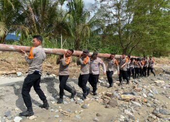 Tiada Alat Berat, Polisi dan Brimob Pikul Tiang Listrik 400 Kg di Padang Pariaman
