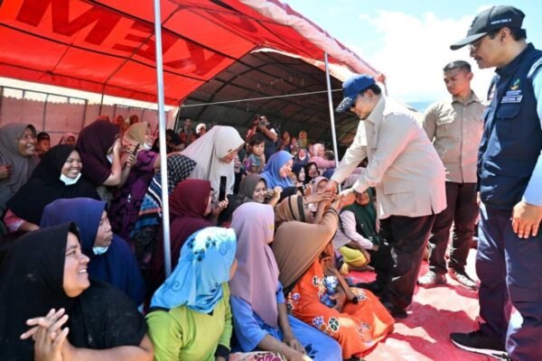 Presiden Prabowo Subianto mengunjungi warga korban banjir di Kasai Permai, Padang Pariaman, Senin (1/12/2025). (Foto: Dok. Biro Pers, Media, dan Informasi Sekretariat Presiden)