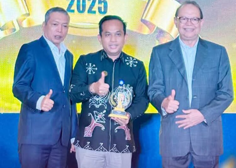 Direktur Utama Bank Nagari, Gusti Candra, dinobatkan sebagai salah satu penerima TOP 100 CEO 2025 oleh Infobank.