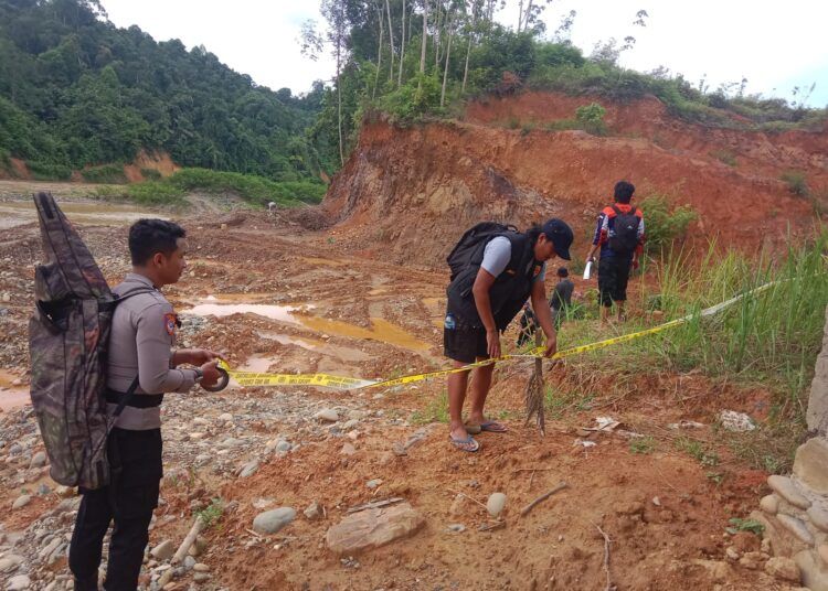 Polisi menutup lokasi tambang emas yang diduga ilegal di Jorong Gasiang, Nagari Lubuk Ulang Aling Selatan, Kecamatan Sangir Batanghari, Solok Selatan, pada Sabtu (27/12/2025). Foto: Polres Solok Selatan