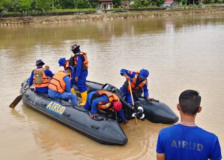 Petugas gabungan melakukan pencarian anak berusia 11 tahun yang dilaporkan hanyut di aliran Sungai Batang Anai, tepatnya di sekitar Jembatan Lakuak, Pasar Usang Padang Pariaman, Jumat (12/12/2025).