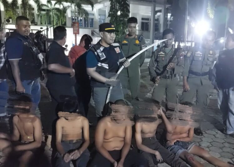 Lima remaja diamankan aparat gabungan di Simpang Perumahan Kamela, Kelurahan Padang Sarai, Kecamatan Koto Tangah, Padang, pada Minggu (14/12/2025) dini hari. Foto: Satpol PP Padang