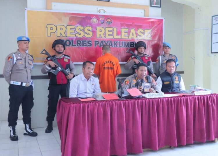 Polres Payakumbuh menetapkan satu orang tersangka dalam kasus kebakaran Pasar Payakumbuh. Penetapan tersebut disampaikan dalam konferensi pers di Aula Rupatama Polres Payakumbuh, Senin (8/12/2025).