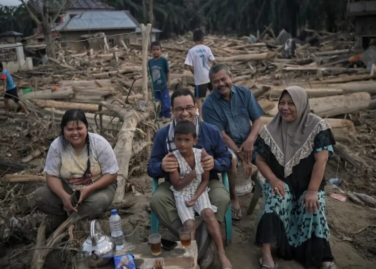 Anies Baswedan mengunjungi warga korban banjir bandang di salah satu lokasi di Sumatera. Foto: Ist